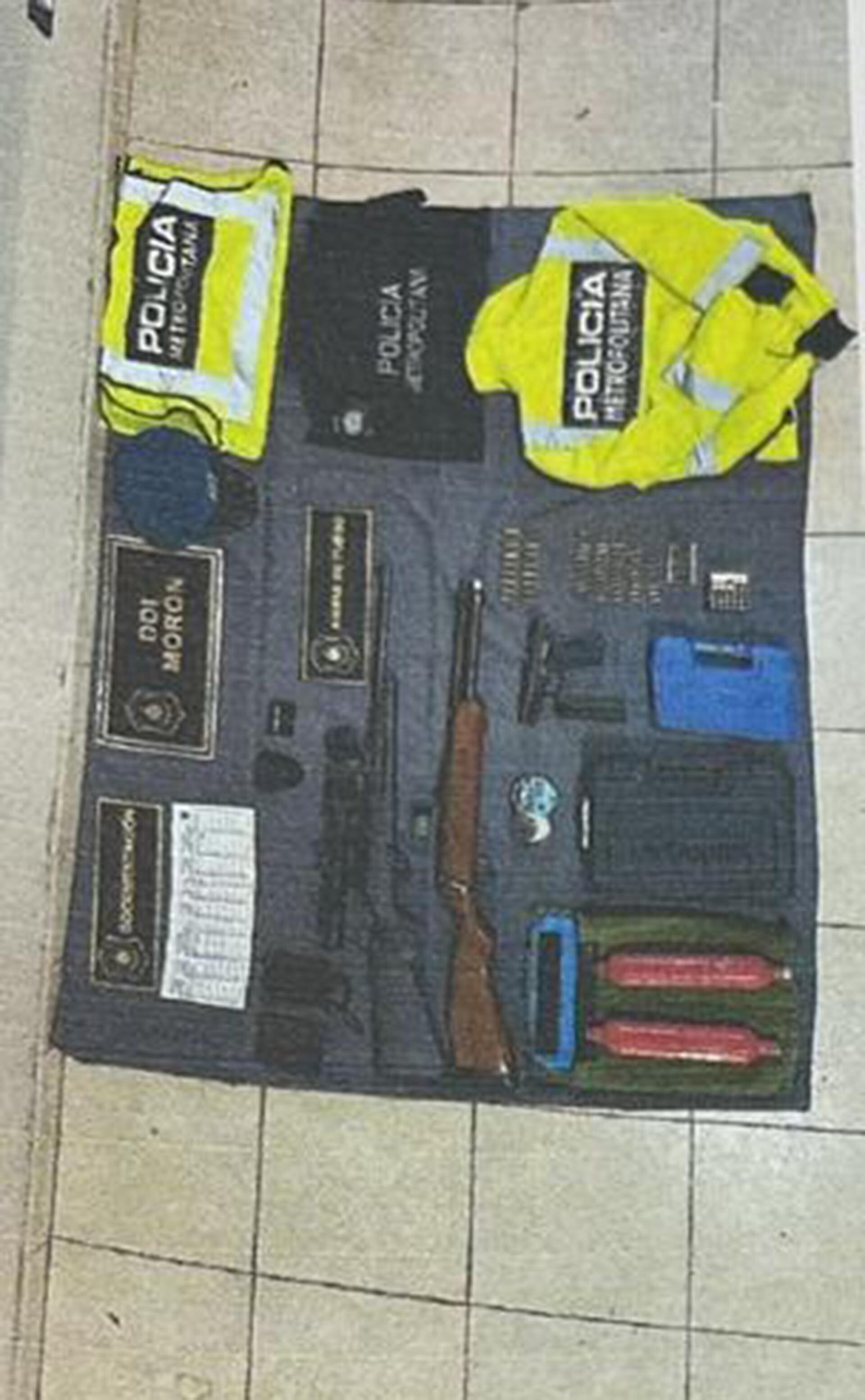 La Policía incautó chalecos de la extinta Policía Metropolitana, armas de fuego y teléfonos celulares.