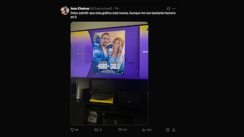 Pantalla de televisión exhibiendo el póster de la película "El Robo del Siglo" con Pepe Chatruc y Sabrina Rojas. Abajo, un mueble con una PlayStation blanca