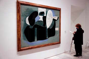 Una persona observa la obra