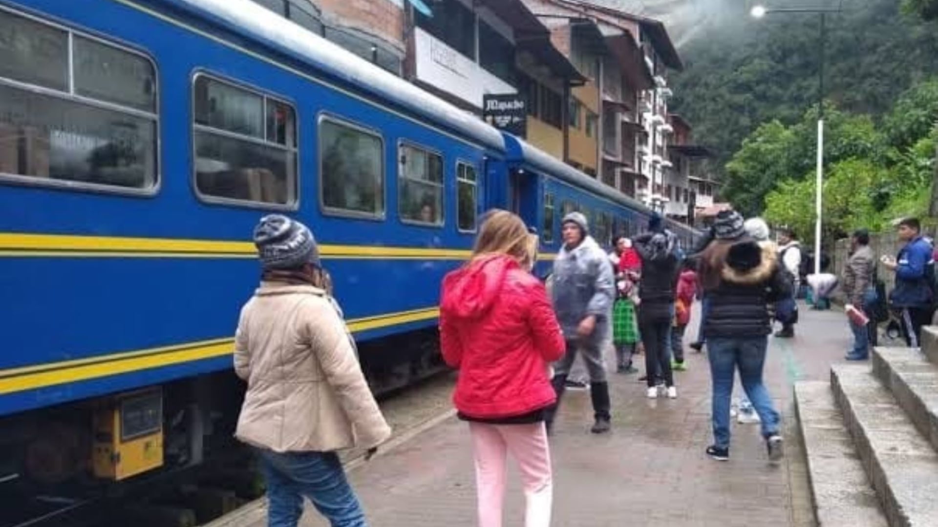Suspenden trenes hacia Machu Picchu por incendio subterráneo y caída de rocas: ¿cuándo reabrirán la vía férrea?