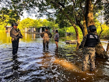 Oleaje en la costa salvadoreña provoca inundaciones en viviendas del cantón Cangrejera, La Libertad (Cortesía @SecPrensaSV).