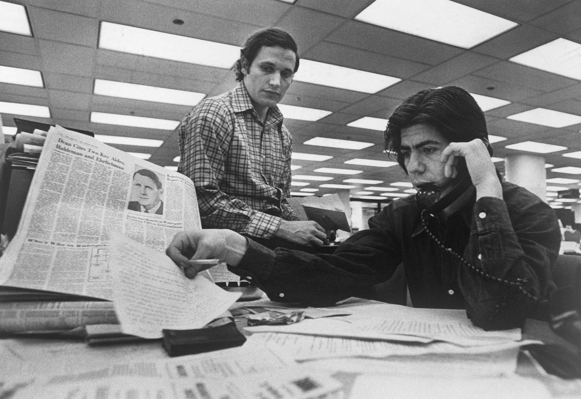 Bob Woodward (izquierda) y Carl Bernstein, redactores del Washington Post que han estado investigando el caso Watergate, en su escritorio en el Post