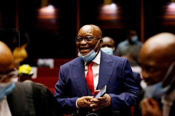 El ex presidente sudafricano Jacob Zuma (2009-2018) afirmó hoy que su país está "cambiando de una democracia constitucional a una dictadura constitucional", después de que la Justicia rechazara rescindir la pena de prisión que se le impuso como castigo por negarse a declarar por corrupción. de archivo. EFE/EPA/PHILL MAGAKOE
