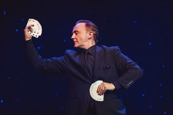 El cartel de artistas internacionales