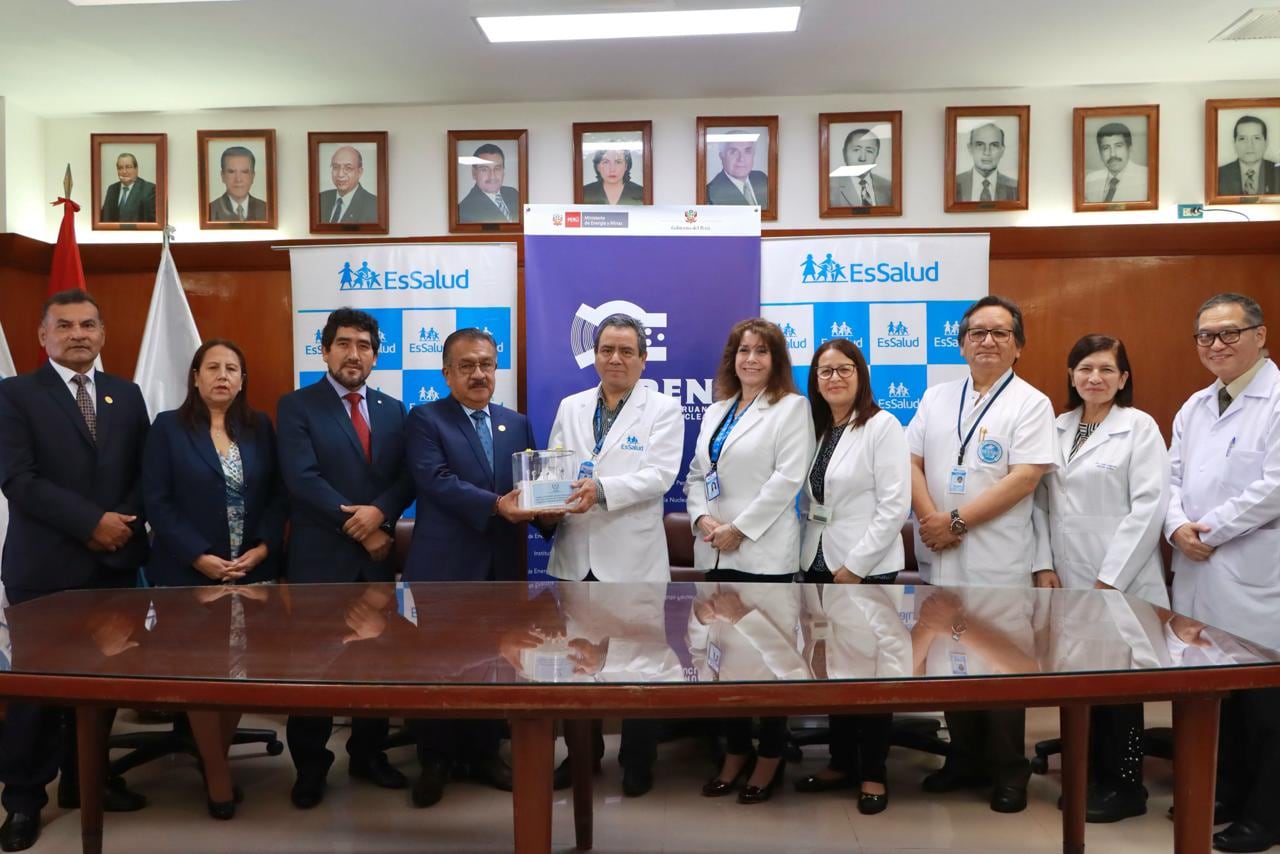 El Instituto Peruano de Energía Nuclear entrega un fantoma antropomórfico a EsSalud para fortalecer la atención en sus servicios de medicina nuclear.