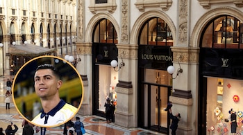 Personas andando junto a la