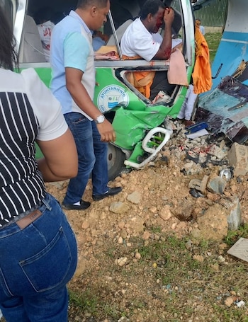 El autobús del Ayuntamiento de San Pedro de Macorís trasladaba a colaboradores de Supérate hacia una jornada programada en el polideportivo de Hato Mayor. (Foto cortesía redes sociales)