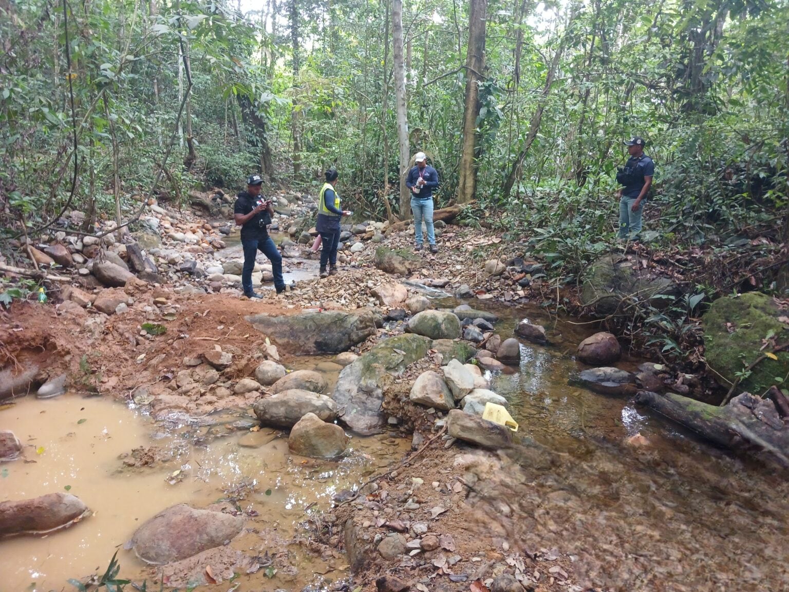 Técnicos de MiAmbiente verificaron los efectos de la minería ilegal en la quebrada El Naranjo. Tomada de MiAmbiente