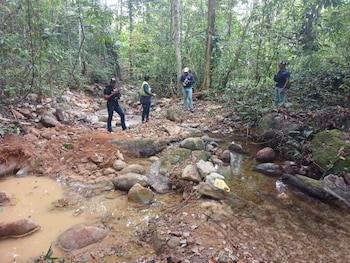Técnicos de MiAmbiente verificaron los efectos de la minería ilegal en la quebrada El Naranjo. Tomada de MiAmbiente