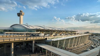 El aeropuerto atraviesa una transformación de USD 19.000 millones mientras continúa operando con normalidad.