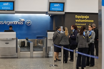 Los conflictos gremiales derivaron en sucesivos paros y asambleas que afectaron a miles de pasajeros (EFE/ Juan Ignacio Roncoroni ARCHIVO)