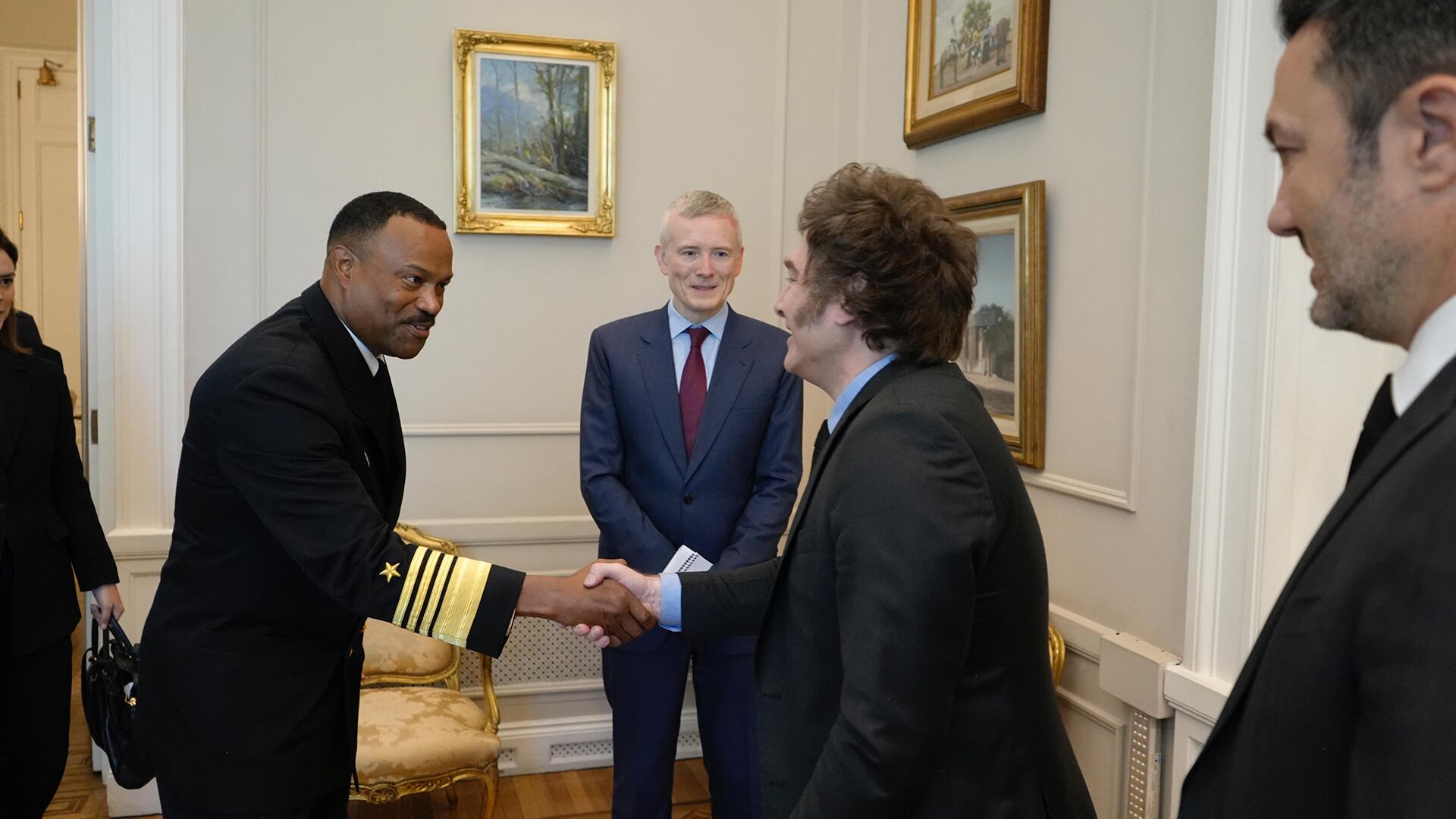 El Presidente Javier Milei recibió en Casa Rosada al jefe del Comando Sur de los Estados Unidos, Almirante Alvin Holsey y a su comitiva. Del encuentro también participó el ministro de Defensa, Luis Petri.
