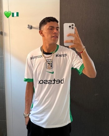 Johan Rojas con la camiseta