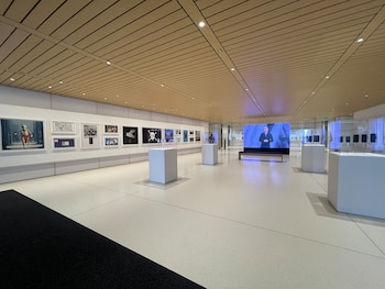 La exposición en Apple Park exhibe desde el Macintosh 128k hasta el iPhone 17 Pro Max, fusionando arte, diseño e innovación en una experiencia que pone en valor el legado y la visión de futuro de la empresa - crédito @AlSultan_Meriam/X