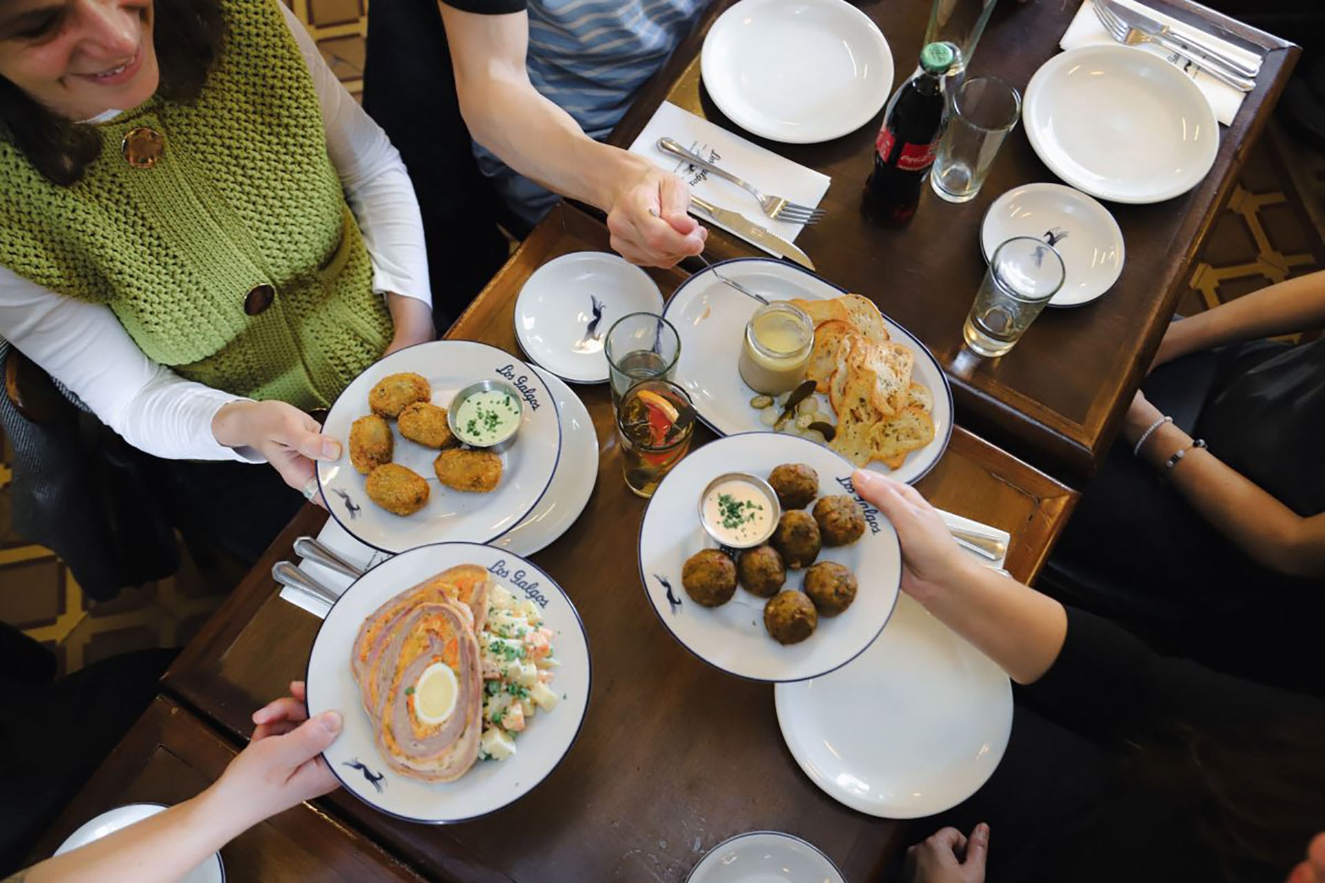 En el ranking de platos que más salen en Los Galgos pican en punta las tradicionales milanesas, pastas, tortillas y buñuelos (Rodrigo Mendoza/Agencia Oído)