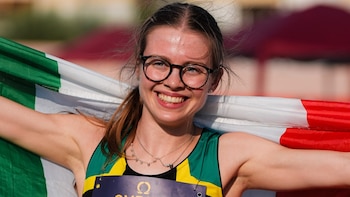 “Heroína humilde”: la historia de la atleta que brilla corriendo con anteojos y cosecha fans en las redes sociales