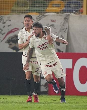 Caín Fara anotó el primer gol de Universitario ante Nacional de Uruguay. - créditos: Conmebol