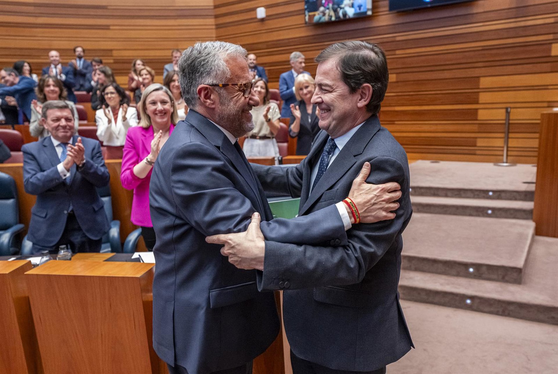 Feijóo felicita a Mañueco por lograr «por tercera vez consecutiva» la presidencia de Castilla y León