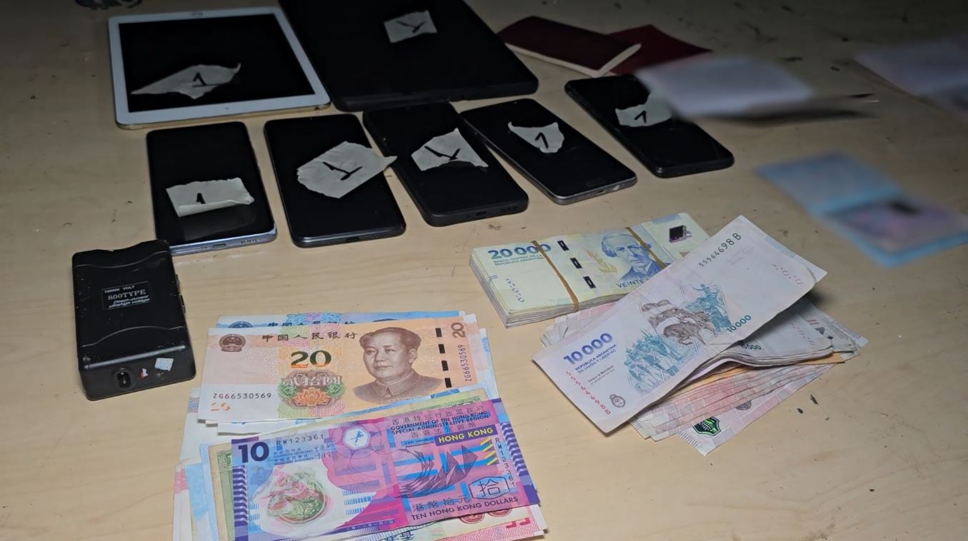 Personal policial secuestró teléfonos celulares y dinero en efectivo.