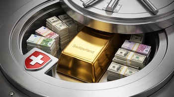 Puerta de bóveda bancaria abierta muestra un lingote de oro con 'Switzerland', un logo suizo y fajos de dólares, euros, francos suizos.