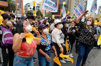 Cientos de personas protestan frente