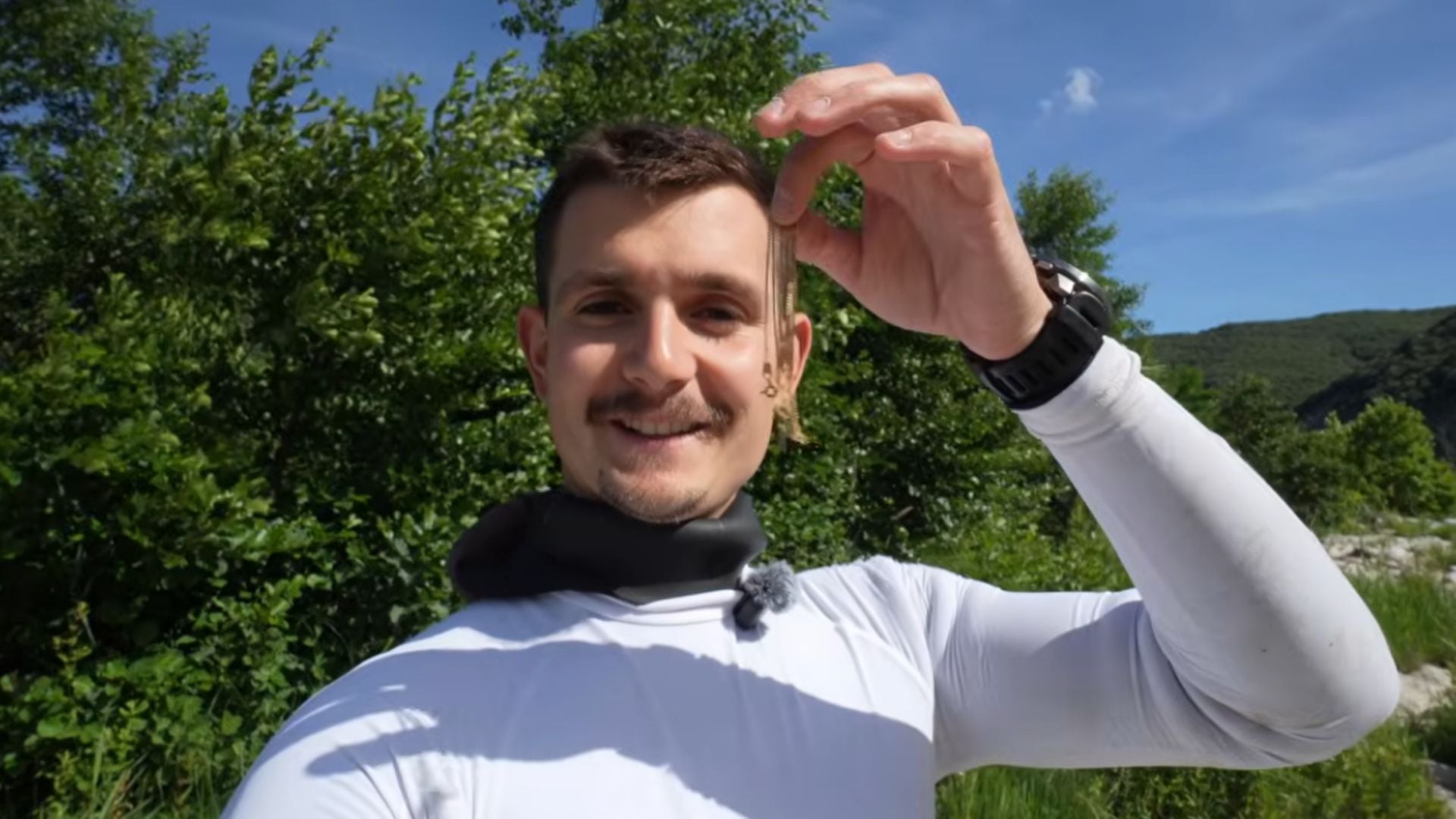 La medalla se había hundido a cinco metros de profundidad en un fondo lodoso del río, con visibilidad limitada para la recuperación (Captura de video / Youtube: Marco - Mountain Acts)