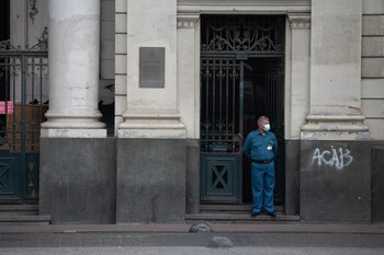 06/04/2021 Coronavirus.- Chile comienza a bajar sus cifras de contagios pero teme el colapso en centros hospitalarios.
El Ministerio de Salud chileno ha informado este martes de 5.164 casos nuevos y 57 fallecidos, con lo que el país sudamericano comienza a bajar las cifras récord alcanzadas la semana pasada y que superaron los 8.000 contagios diarios, pero prevé semanas muy difíciles en los centros hospitalarios.
POLITICA
CONTACTOPHOTO