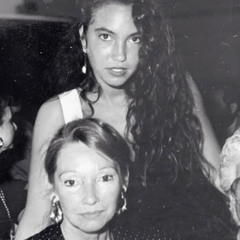 Ernestina Pais, adolescente, junto a