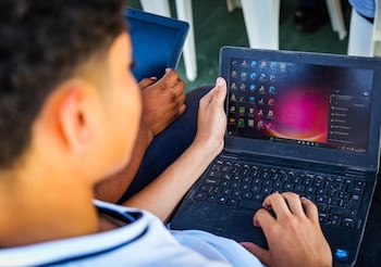 La reducción del ausentismo en las aulas favoreció la retención estudiantil durante el último año escolar.