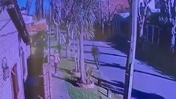 Un hombre que pasaba por la zona fue alertado por una vecina y comenzó a correr al delincuente (@Hechosanderecho)