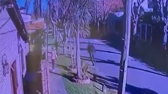 Un hombre que pasaba por la zona fue alertado por una vecina y comenzó a correr al delincuente (@Hechosanderecho)