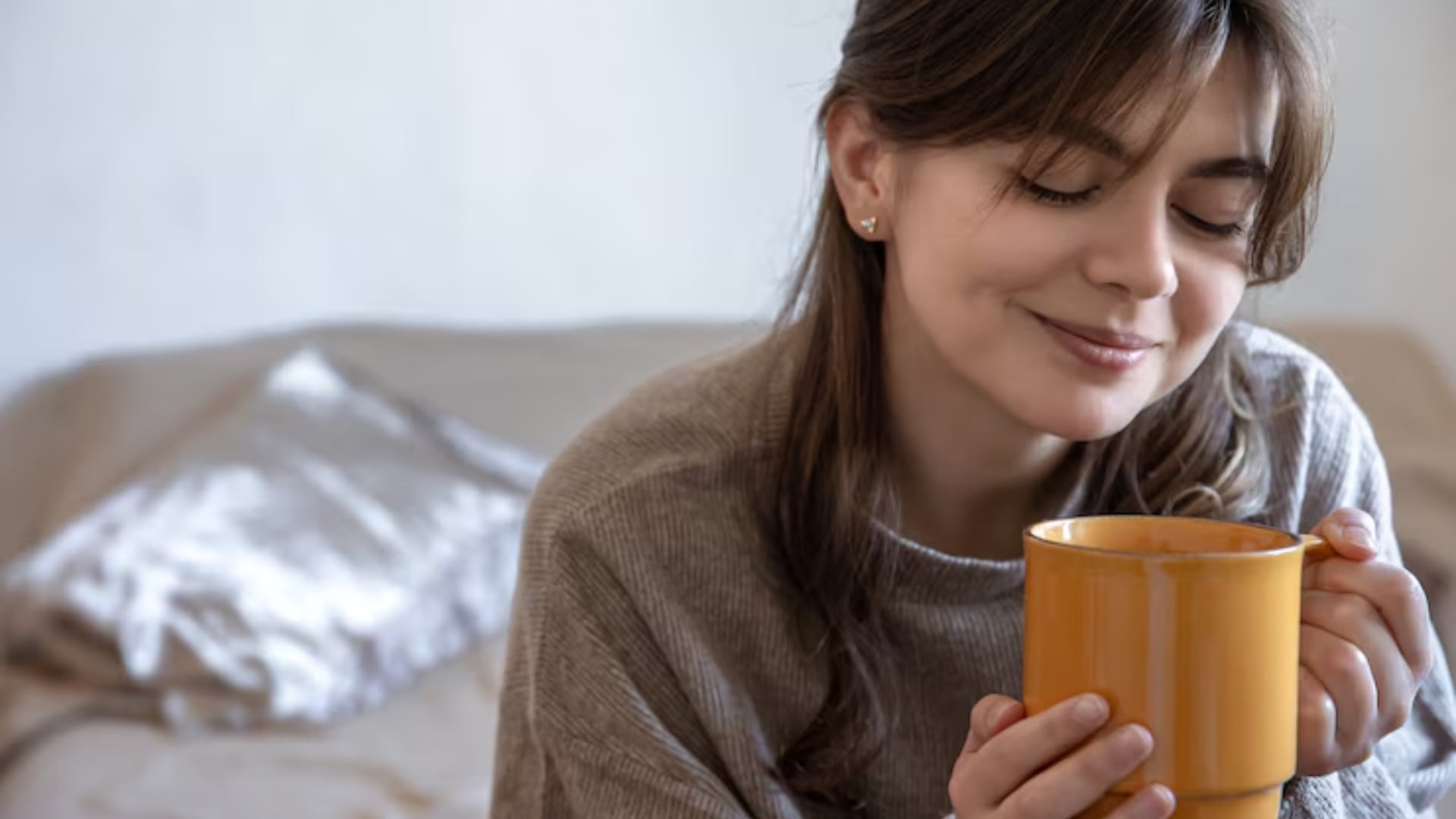 El consumo moderado de café y la exposición a la luz natural potencian la dopamina, la serotonina y la vitamina D, claves para un buen estado de ánimo matutino (Unsplash)