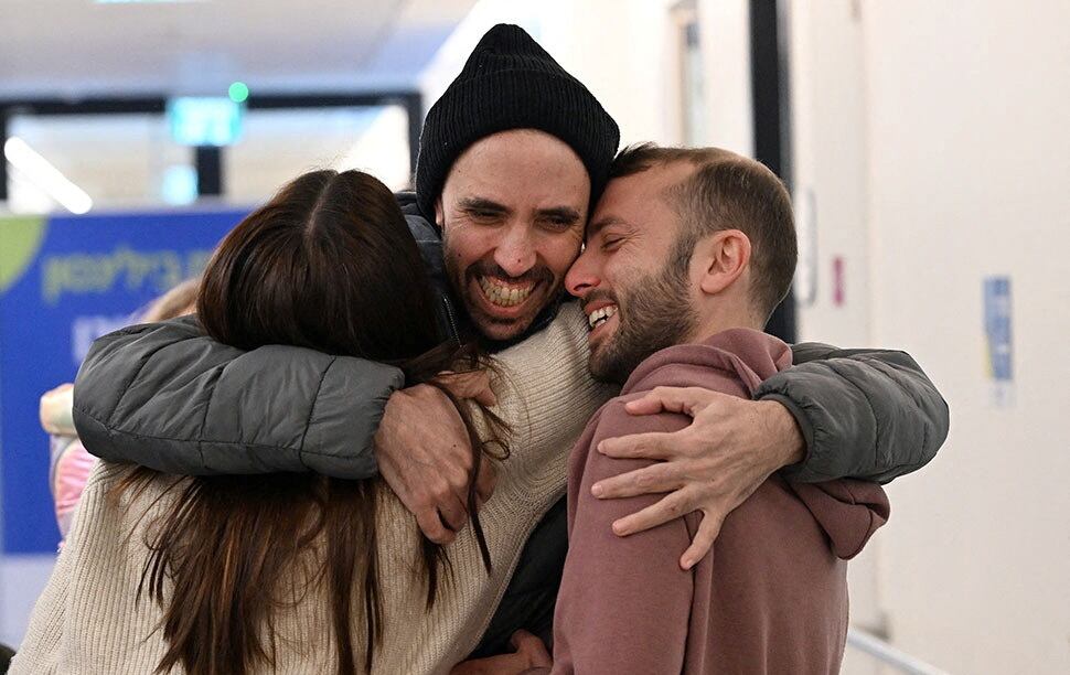 Tal Shoham reacciona al reunirse con su familia, después de ser liberado el 22 de febrero de 2025. (GPO/Handout vía REUTERS)