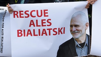 Opositores denuncian que las autoridades han anulado el pasaporte del Nobel de la Paz Ales Bialiatski