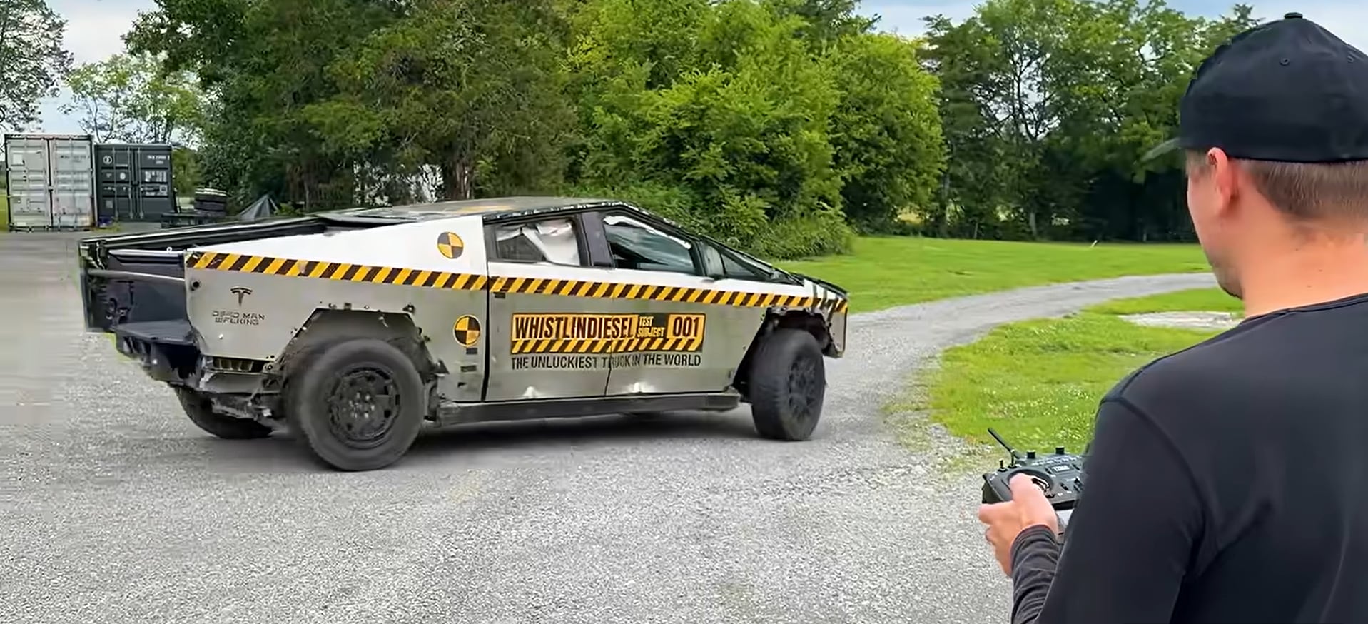 El youtuber Cody Detwiler y el canal WhistlinDiesel transformaron una Cybertruck de USD 140.000 en un vehículo teledirigido (Captura @Prop Department)