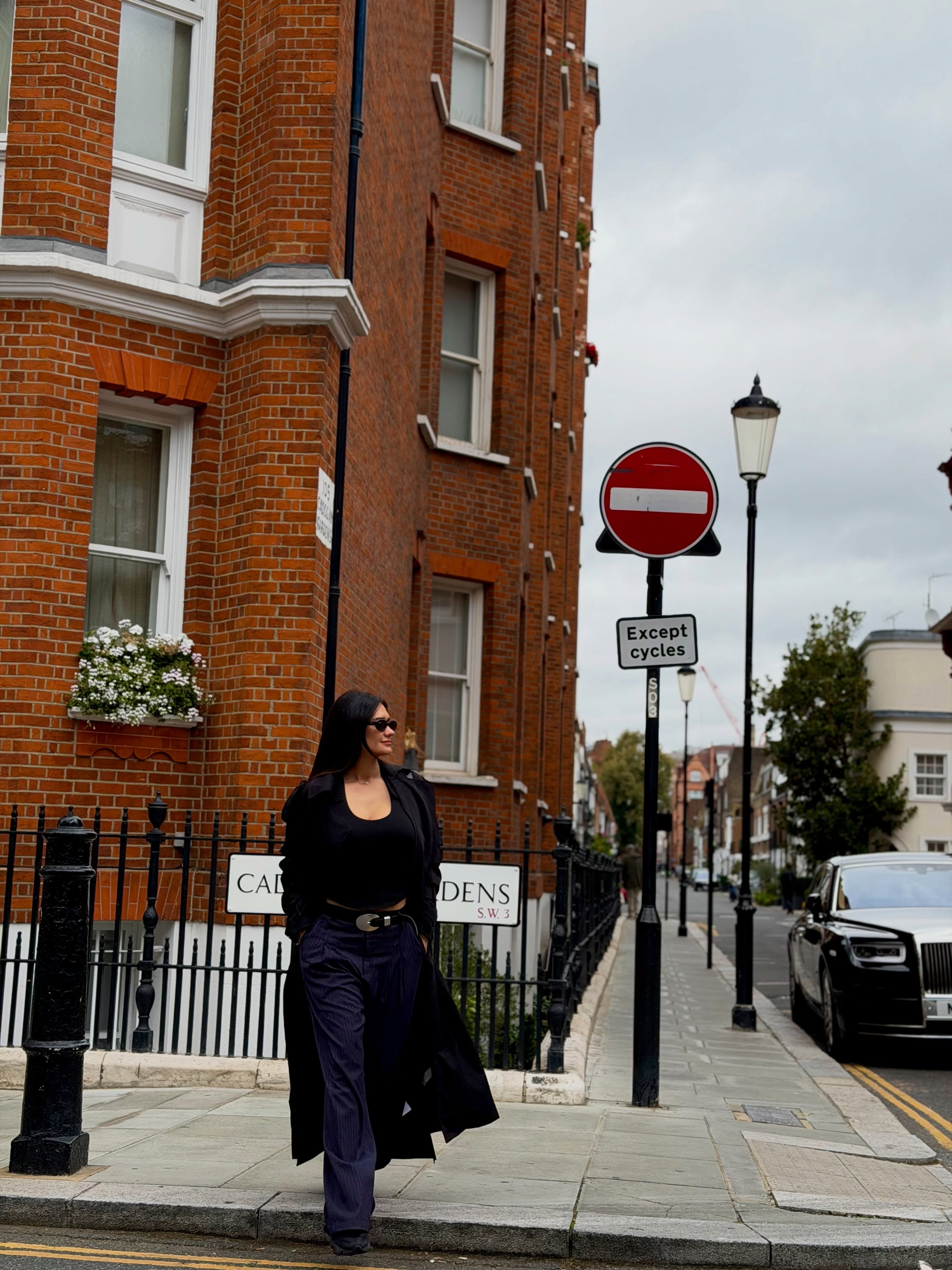 Momi Giardina camina por una calle del barrio de Cadogan Gardens en Londres durante sus vacaciones.
