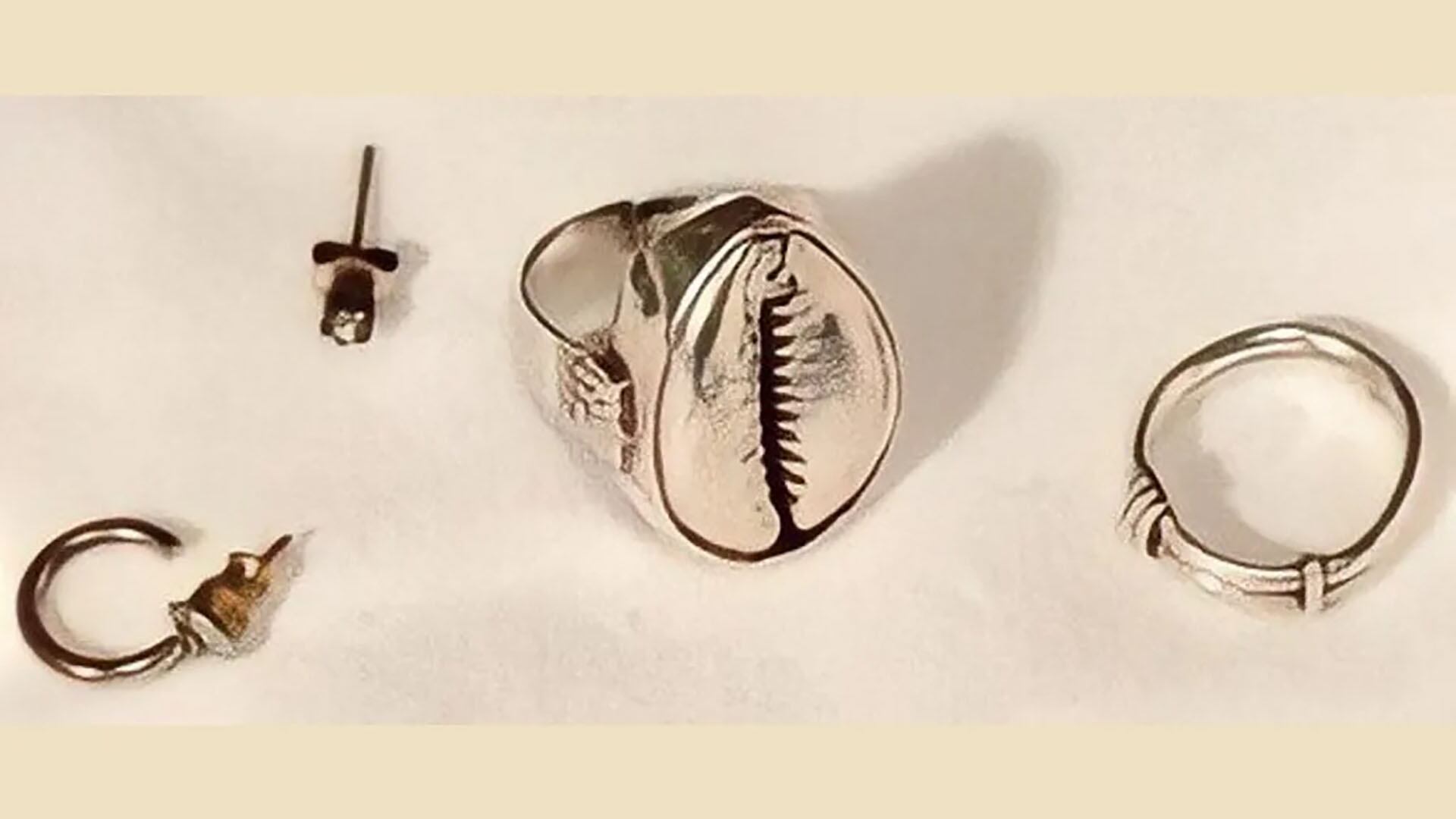 Aros y anillo que llevaba la víctima en el momento del suicidio