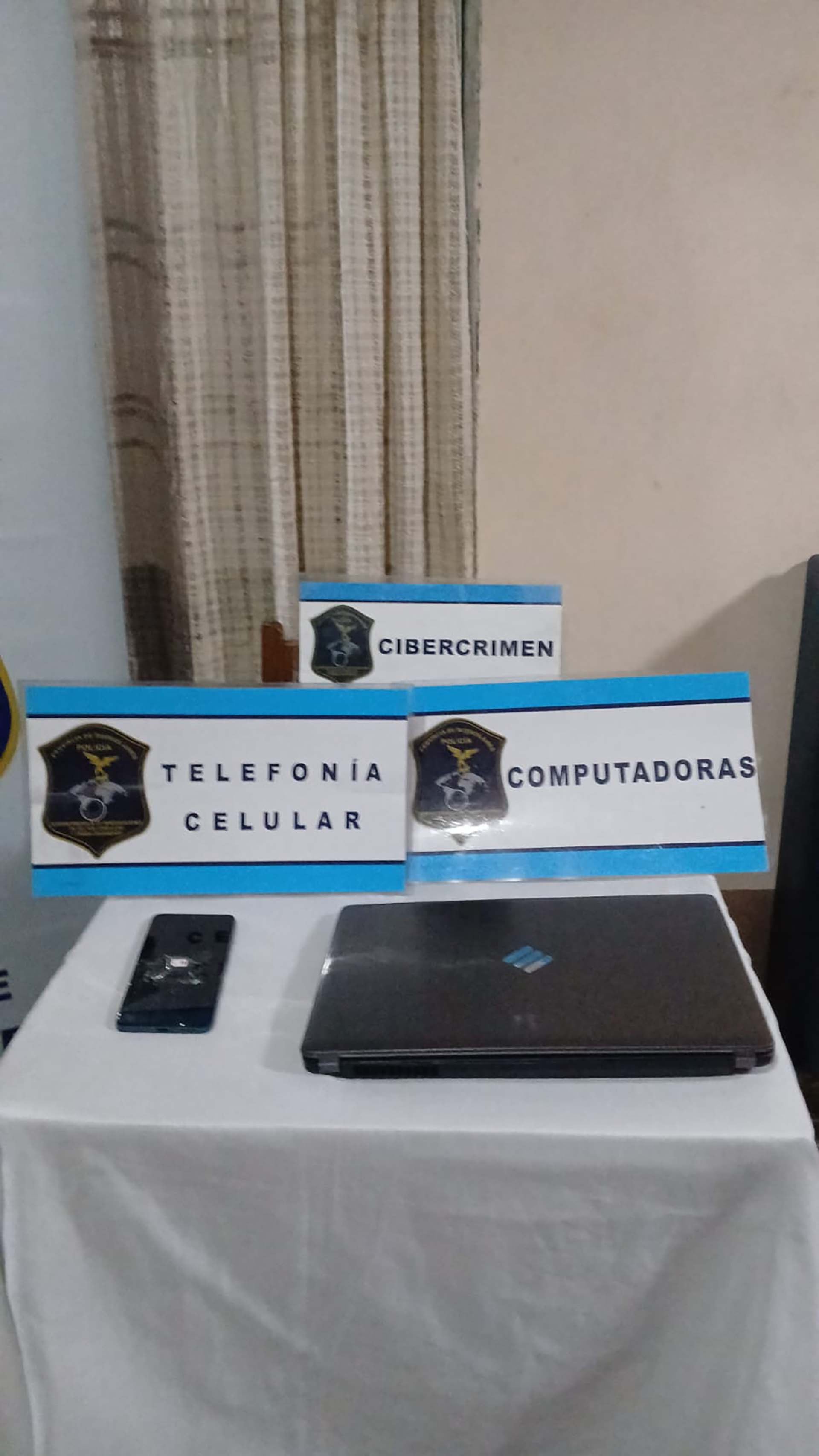 Parte de lo secuestrado en los allanamientos: un celular y una computadora portátil