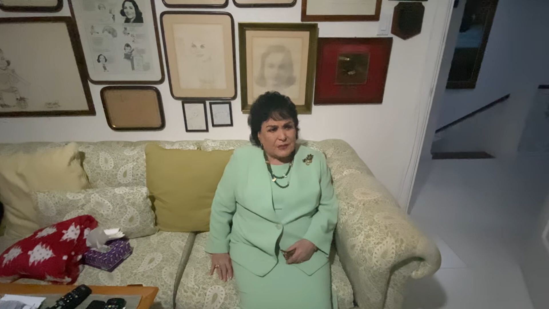 Salinas enseña su casa para sus seguidores de YouTube (Captura de pantalla/YouTube Carmen Salinas Oficial 1)