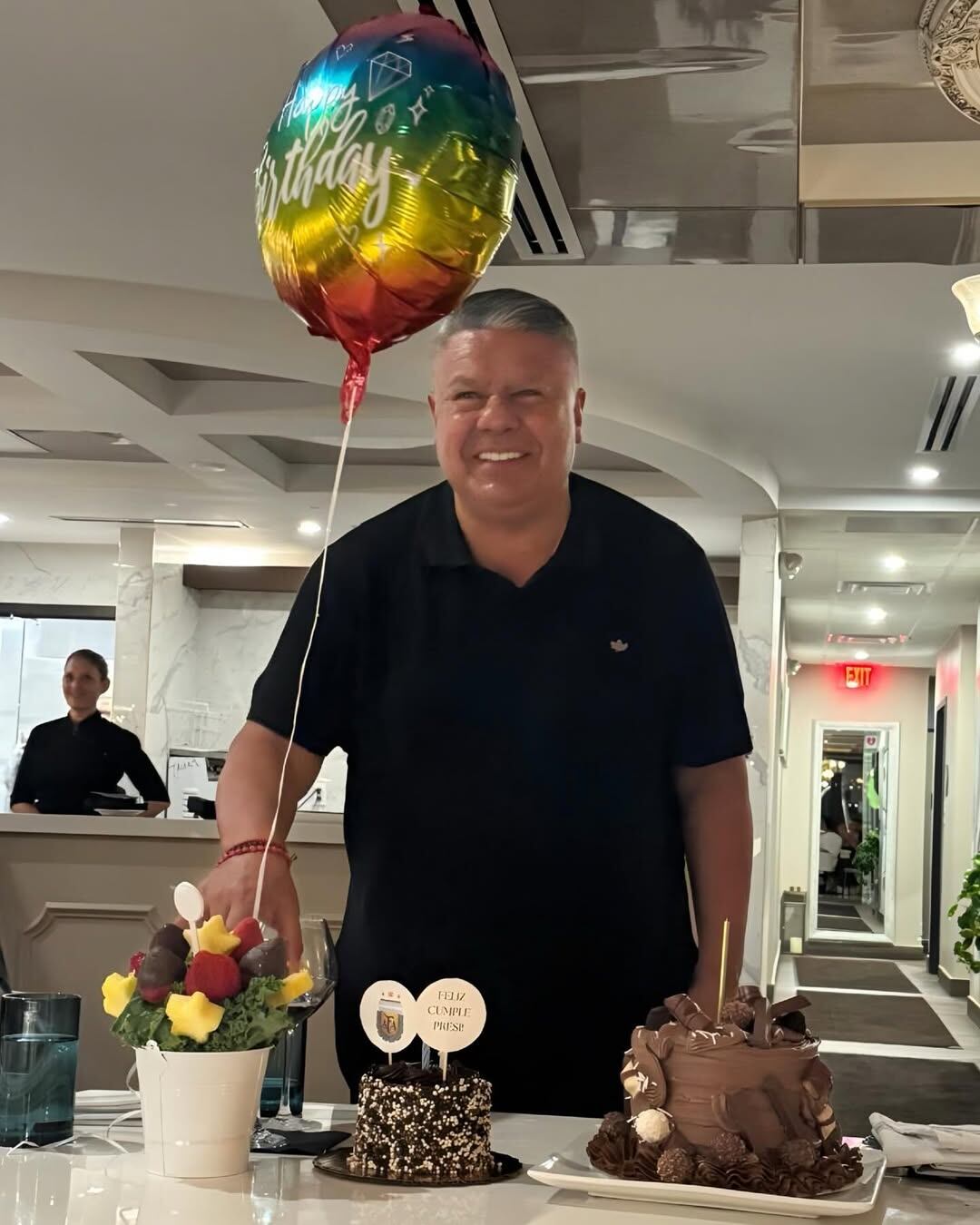 Tapia, con la torta especialmente encargada y el globo