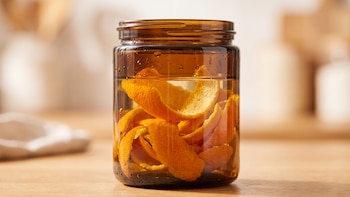 Cómo hacer un perfume natural usando cáscaras de naranja y mandarina