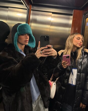 Tini junto a su amiga