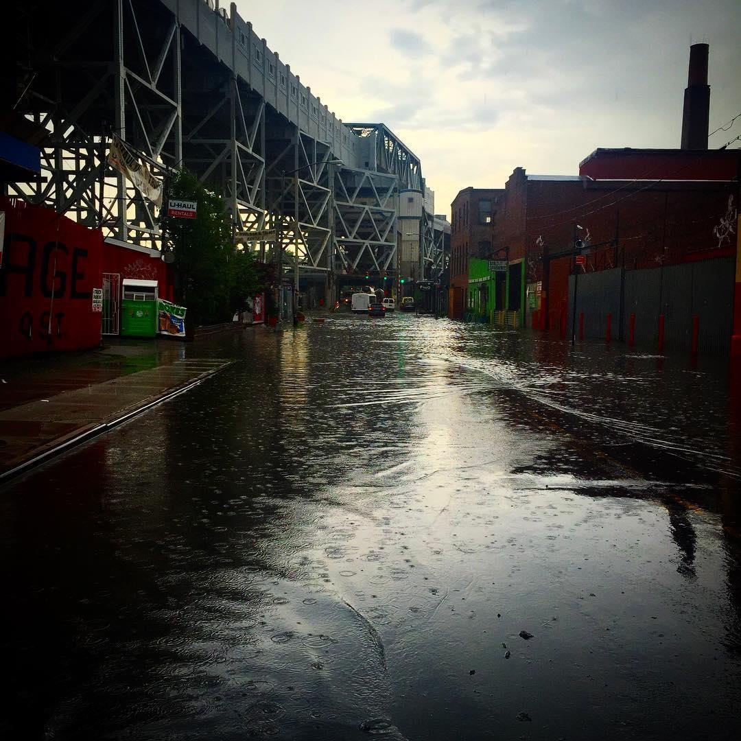 Cuando la red combinada alcanza su capacidad, pueden producirse descargas temporales que mezclan agua de lluvia con aguas residuales.