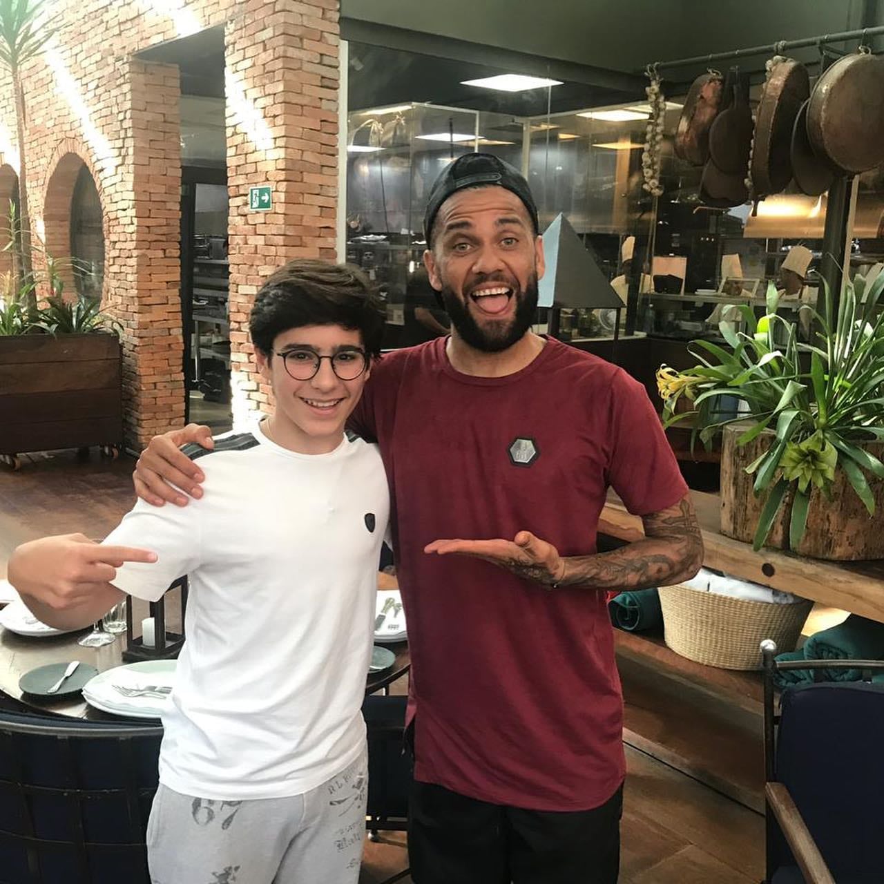 Cámara, a los 14 años, con Dani Alves en una de las primeras fotos que compartió en sus redes (Foto: @rafaccamara88)
