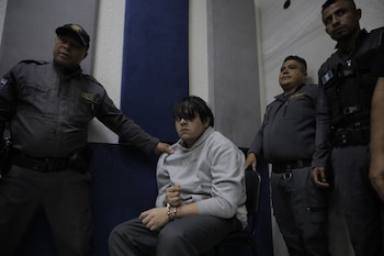 La audiencia estuvo marcada por intentos de Camilo Calvo Leiva de abandonar la sala y por la intervención de custodios para devolverlo a su lugar.