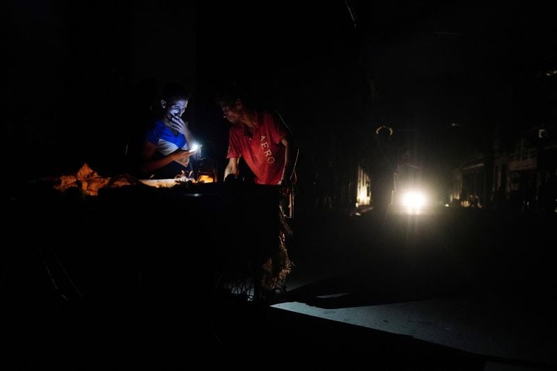 El gas y las energías renovables aportan el 20 % de la matriz energética, pero las plantas solares aún no compensan los apagones en Cuba. (REUTERS/Alexandre Meneghini/Foto de Archivo)