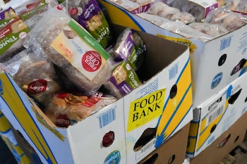 Alimentos recuperados, preparados para ser distribuidos en un banco de alimentos. Cada vez más estados trabajan para evitar la llegada de alimentos a los vertederos ante el temor a que ocupen demasiado espacio y causen problemas ambientales. (AP Foto/Seth Wenig)