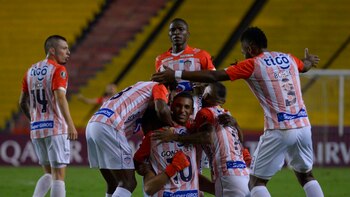 En la imagen, el arquero Sebastián Viera (c), de Junior de Barranquilla, celebra con sus compañeros. EFE/Marcos Pin/Archivo