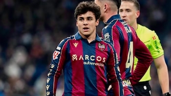 La directiva analiza perfiles defensivos y también al mediocampista español Carlos Álvarez. (@_carlosalvarez10 / Instagram)