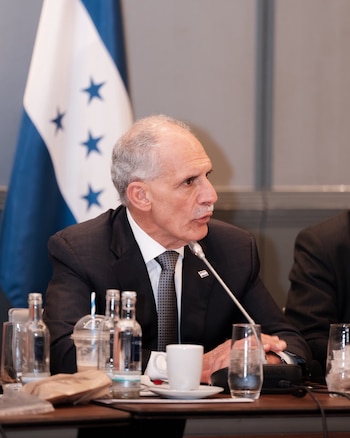 Asfura estuvo acompañado por la canciller Mireya Agüero durante el encuentro organizado por el Global Centre for Climate Mobility. (Foto: Casa Presidencial)